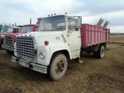 Picture: 1975 FORD LN600 S/A TRUCK w/ GRAIN BOX & HOIST, SILAGE TAILGATE, STOCK RACKS, 5+2 TRANS 9.00X20 RUBBER 