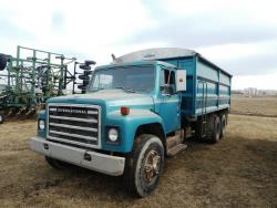 Picture: 1979 IHC S-1954 T/A GRAIN TRUCK W/ 18’ RENN FORTRESS II BOX & HOIST, SILAGE GATE, TARP, SILAGE EXTENSIONS, A/T  11R22.5 REAR RUBBER 67,358 KM SHOWING
